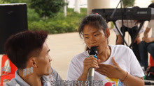  - 残疾夫妻，轮椅上深情演唱《爱如星火》好听不要错过！