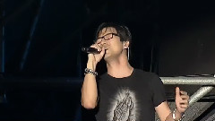 像个孩子
