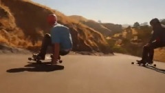滑板山路急速下滑