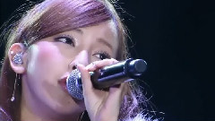 泣きながら微笑んで