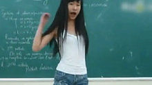 教室内大胆秀热舞