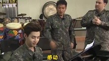 Henry弹唱动人军歌 众人陶醉