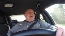 美国警察妖娆对嘴演唱霉霉新曲