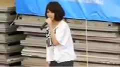 在树上唱歌