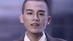 靠近