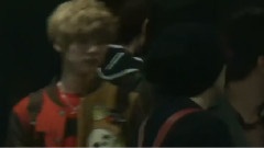 鹿晗托世勋下巴 香港接机 饭拍版 12/11/29