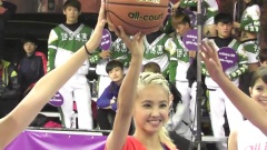 Jolin进行开球